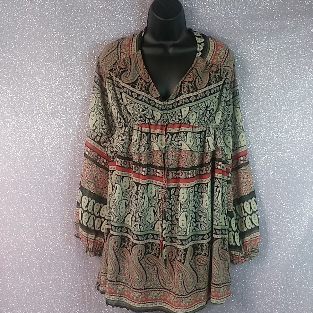 Super cute top with leggings or dress!